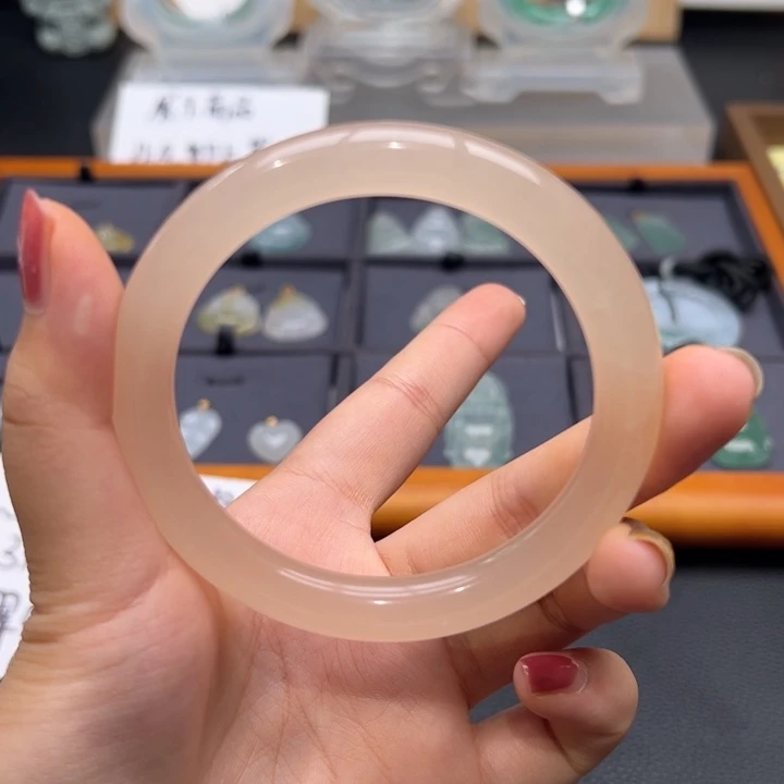 用***3翡翠未镶嵌颈饰手镯