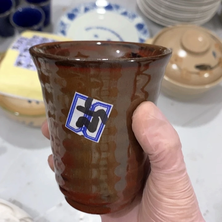 瓷片铁红釉闻香杯底部有磕碰