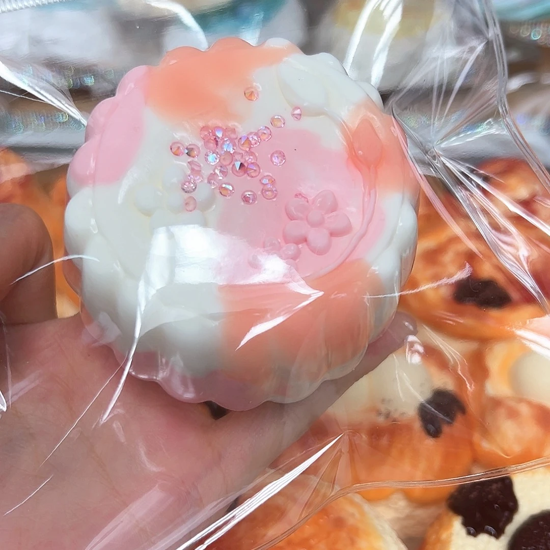 硅胶蜜桃慕斯点花月饼185g