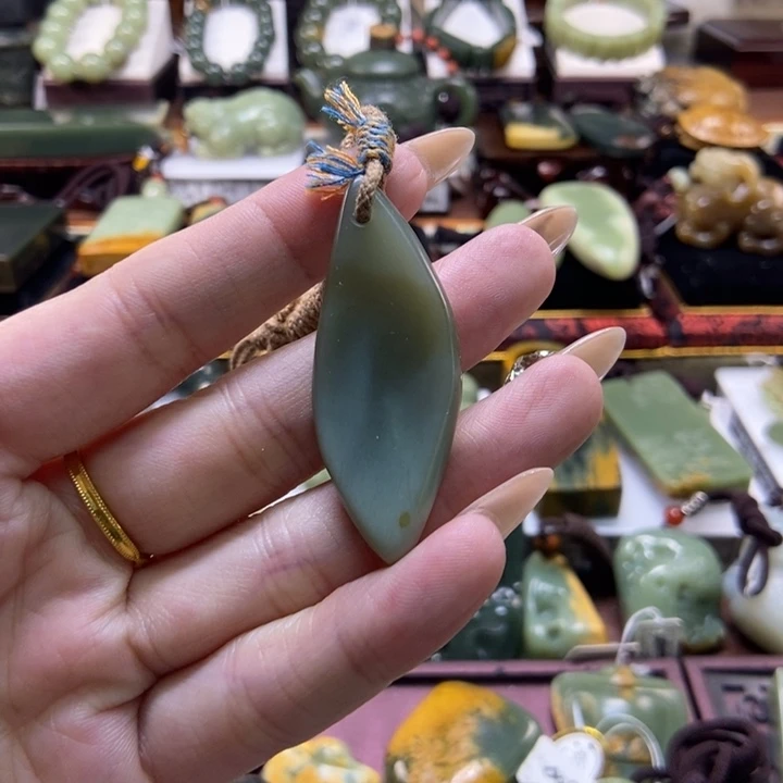 颈饰未镶嵌岫岩老玉（透闪石质玉）