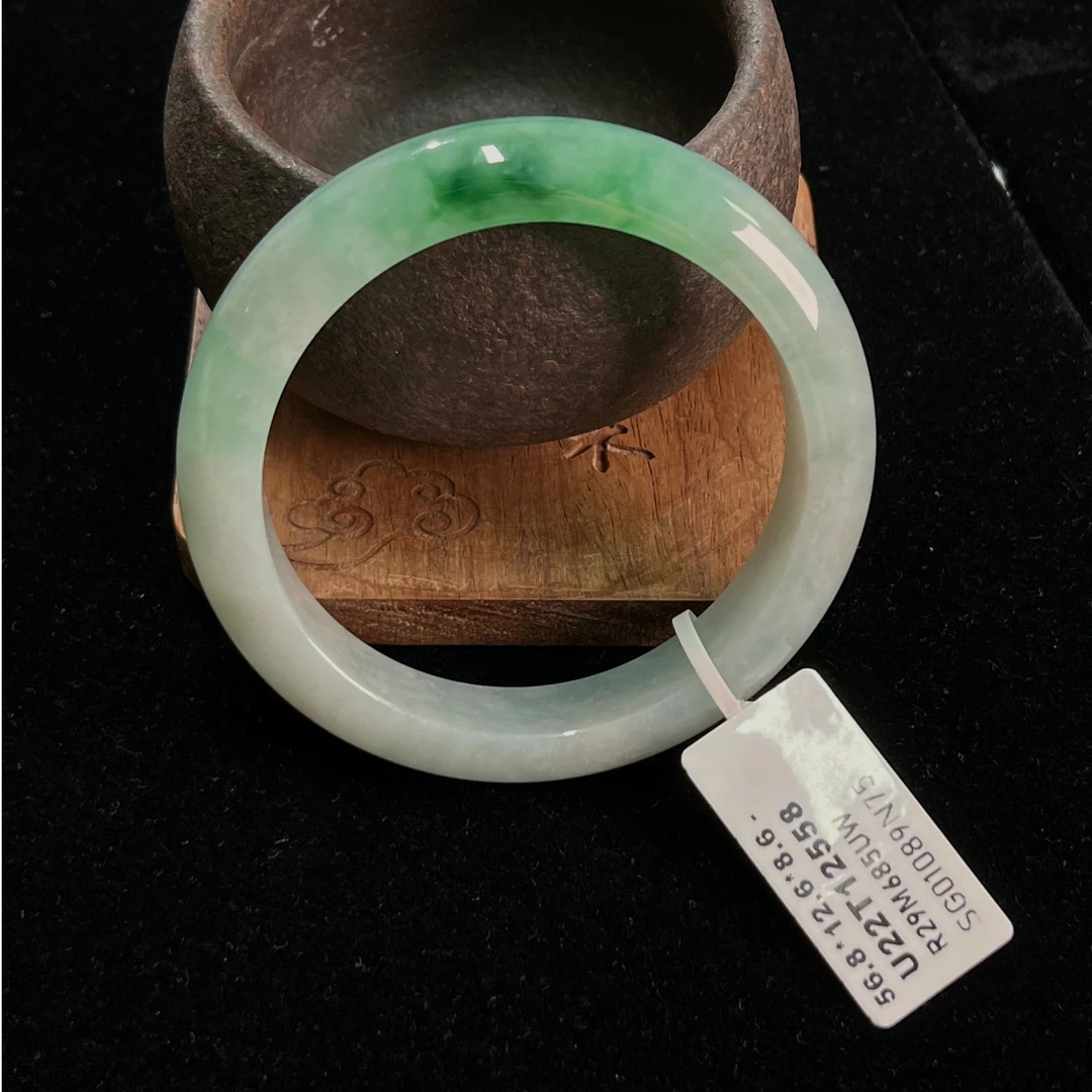 天然翡翠手镯56.8