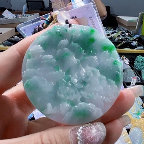 翡翠未镶嵌颈饰一个