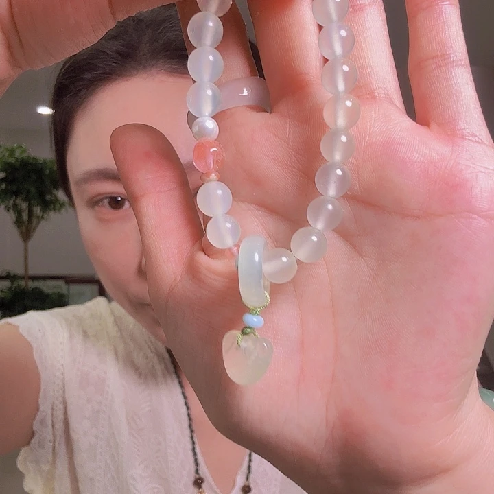 蛇纹石玉足银镶嵌颈饰