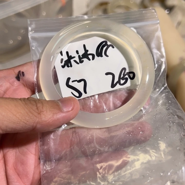 沐****玛瑙/玉髓未镶嵌手镯4单发一根