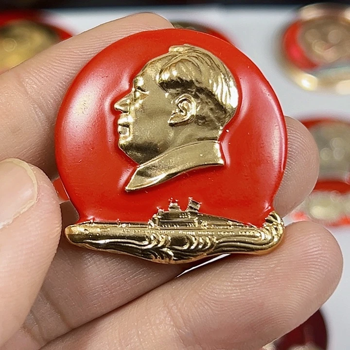 其他普通金属天**客纪念章一个。。