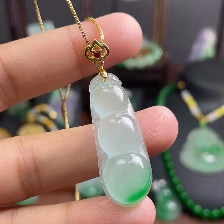 翡翠未镶嵌吊坠(赠链)