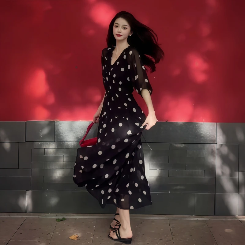 法式V领黑色波点连衣裙女 2025夏季新款高级感时尚休闲修身连衣裙