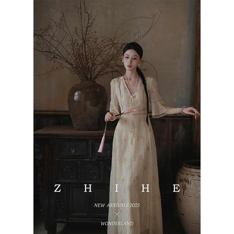 无艳一禾【伊甸花镜】静奢法式绣花V领流苏绳收腰连衣裙