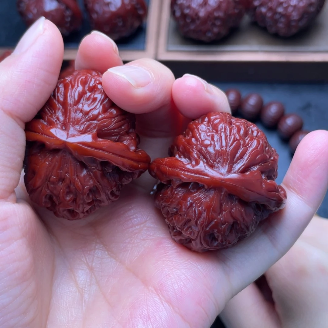 文玩核桃吊坠白狮子