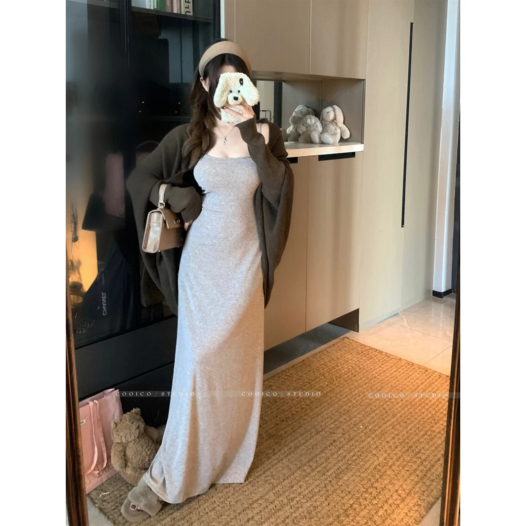 韩系燕麦色带胸垫吊带连衣裙女秋季2025新款辣妹性感收腰包臀长裙