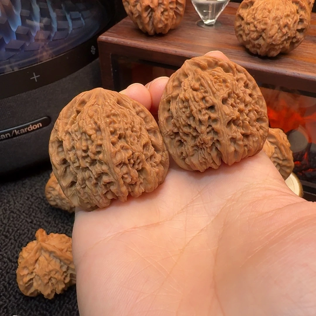 文玩核桃把件40全品红皮南疆石