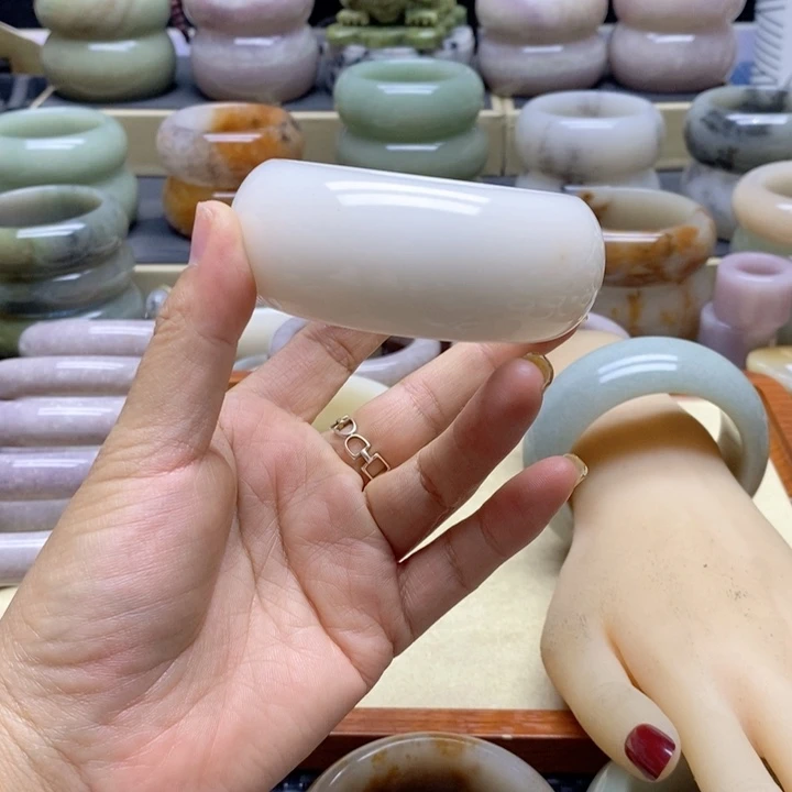 小****未镶嵌手镯石英岩玉