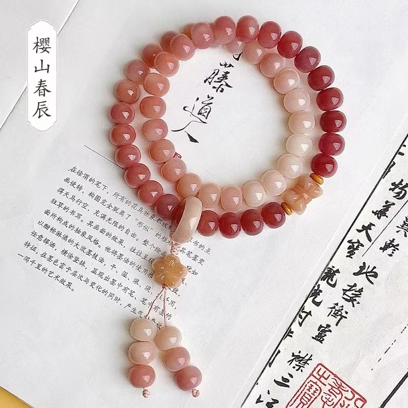 女生手持菩提文玩配饰百搭温柔风