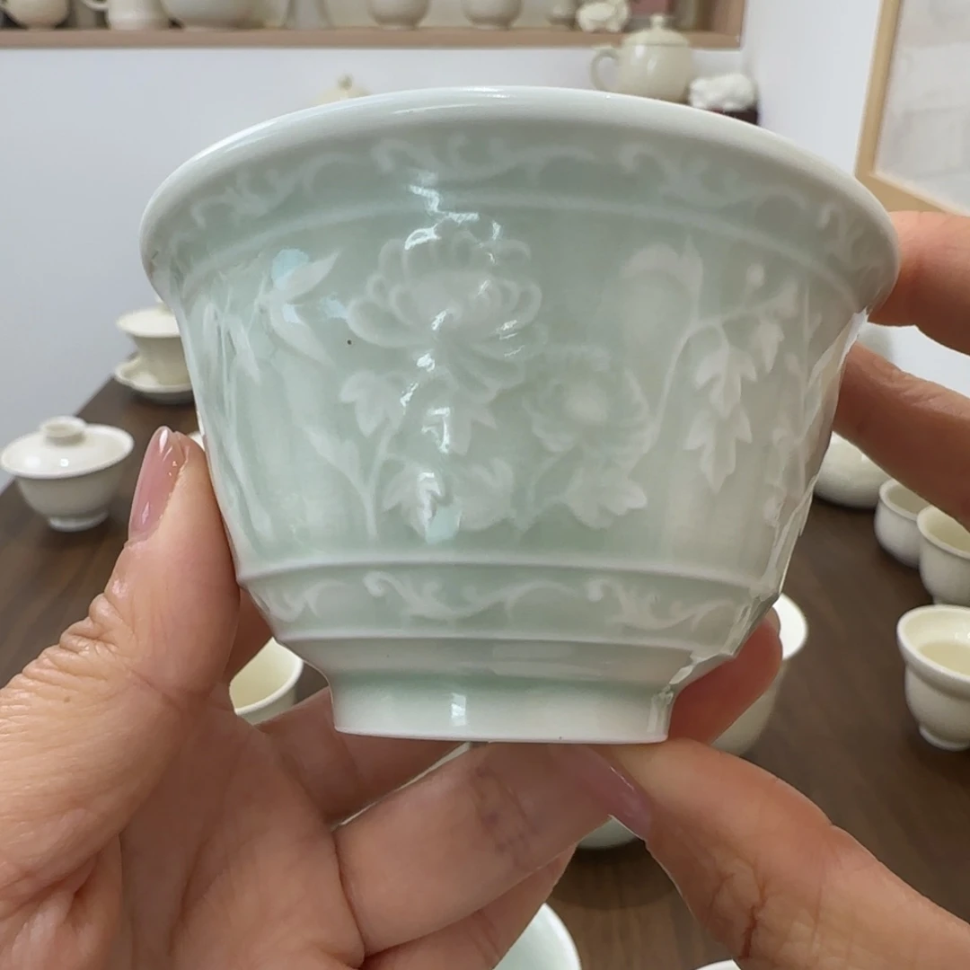 微瑕定瓷窑变孤品天青色梅兰竹菊杯，微失圆
