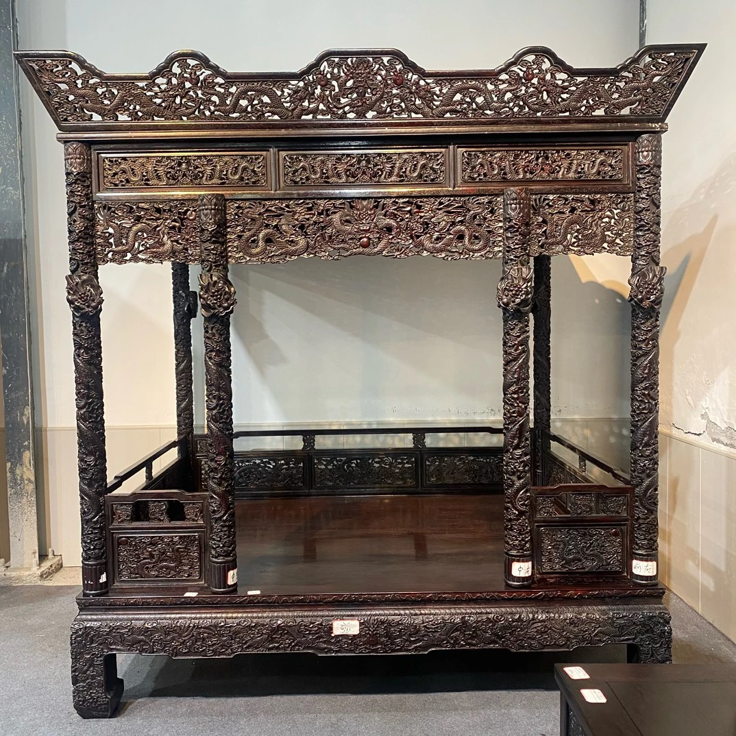 六柱雕龙架子床一个