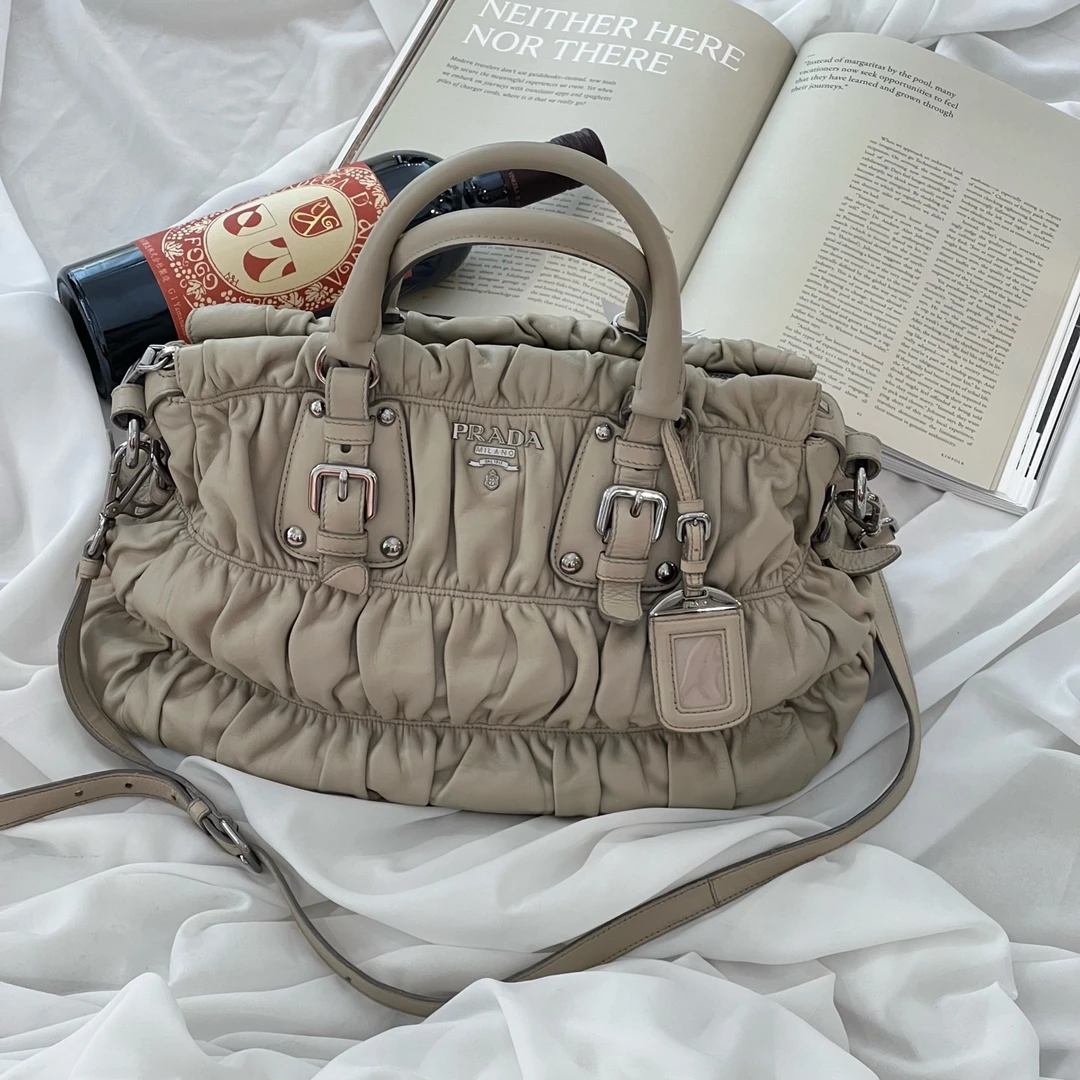 95新 Prada/普拉达 灰色 银扣 褶皱手提斜挎包/6402
