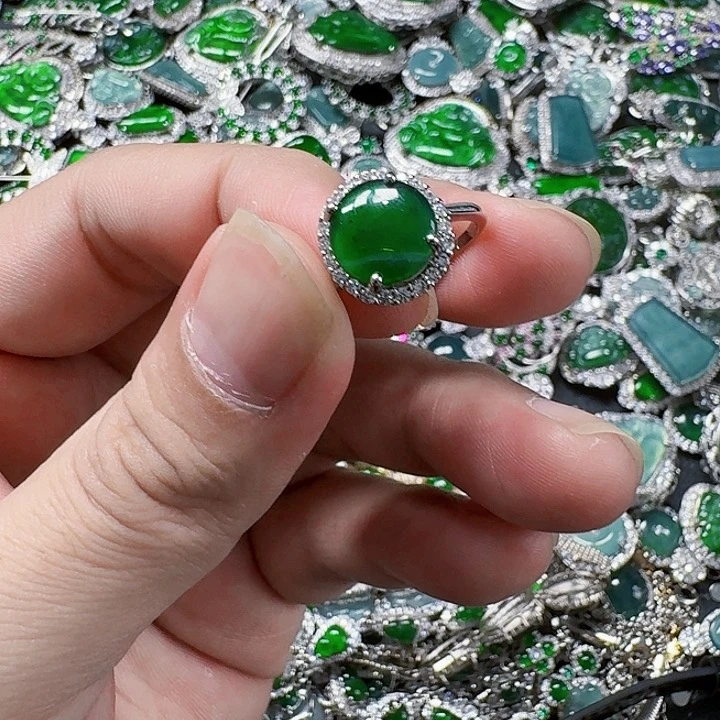 翡翠颈饰未镶嵌天然A货翡翠放漏