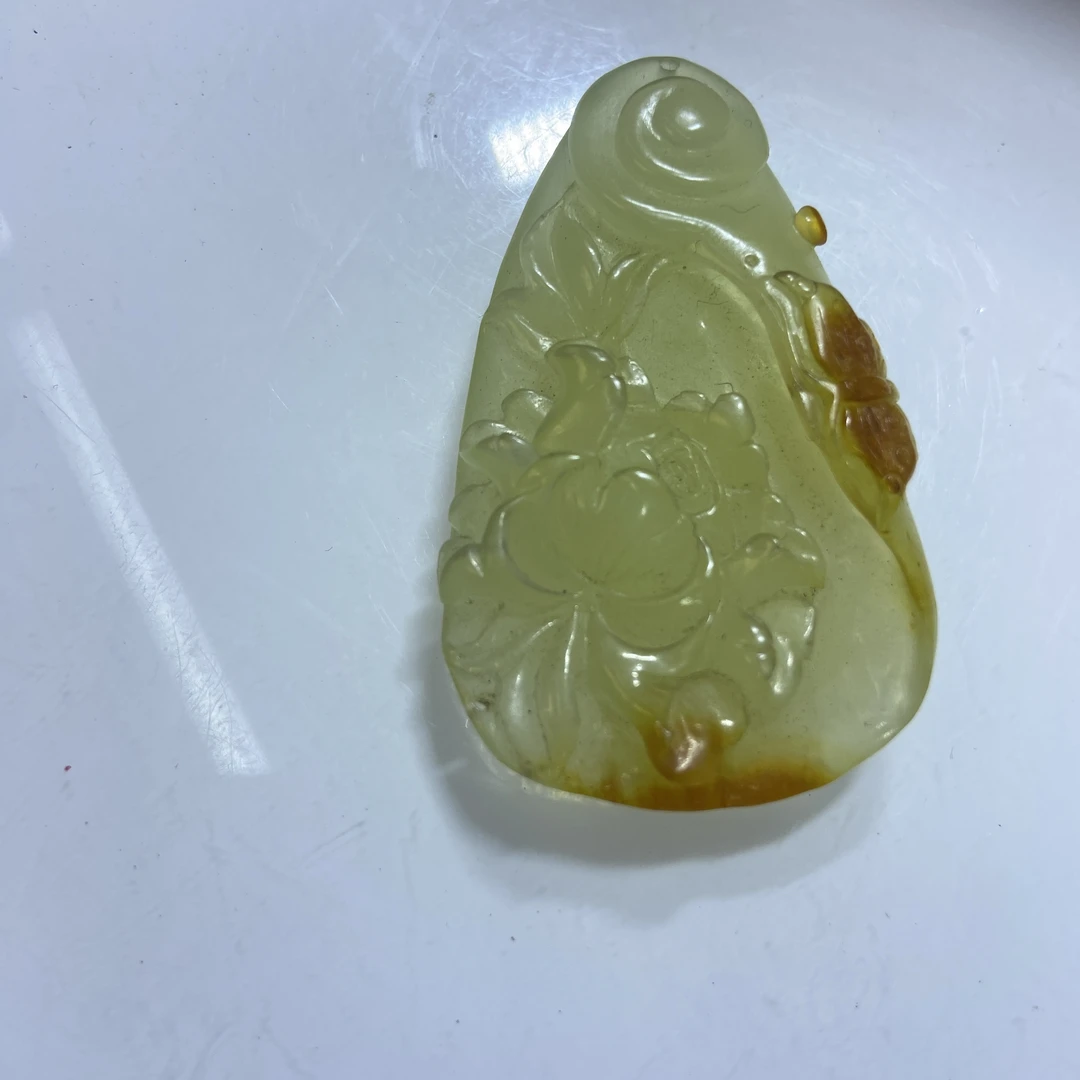 岫玉俏色巧雕花玉花开富贵挂坠