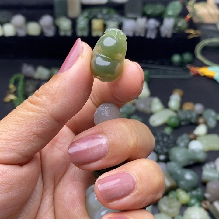 尧***落和田玉未镶嵌颈饰