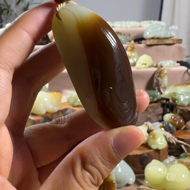 颈饰未镶嵌和田玉（糖玉）