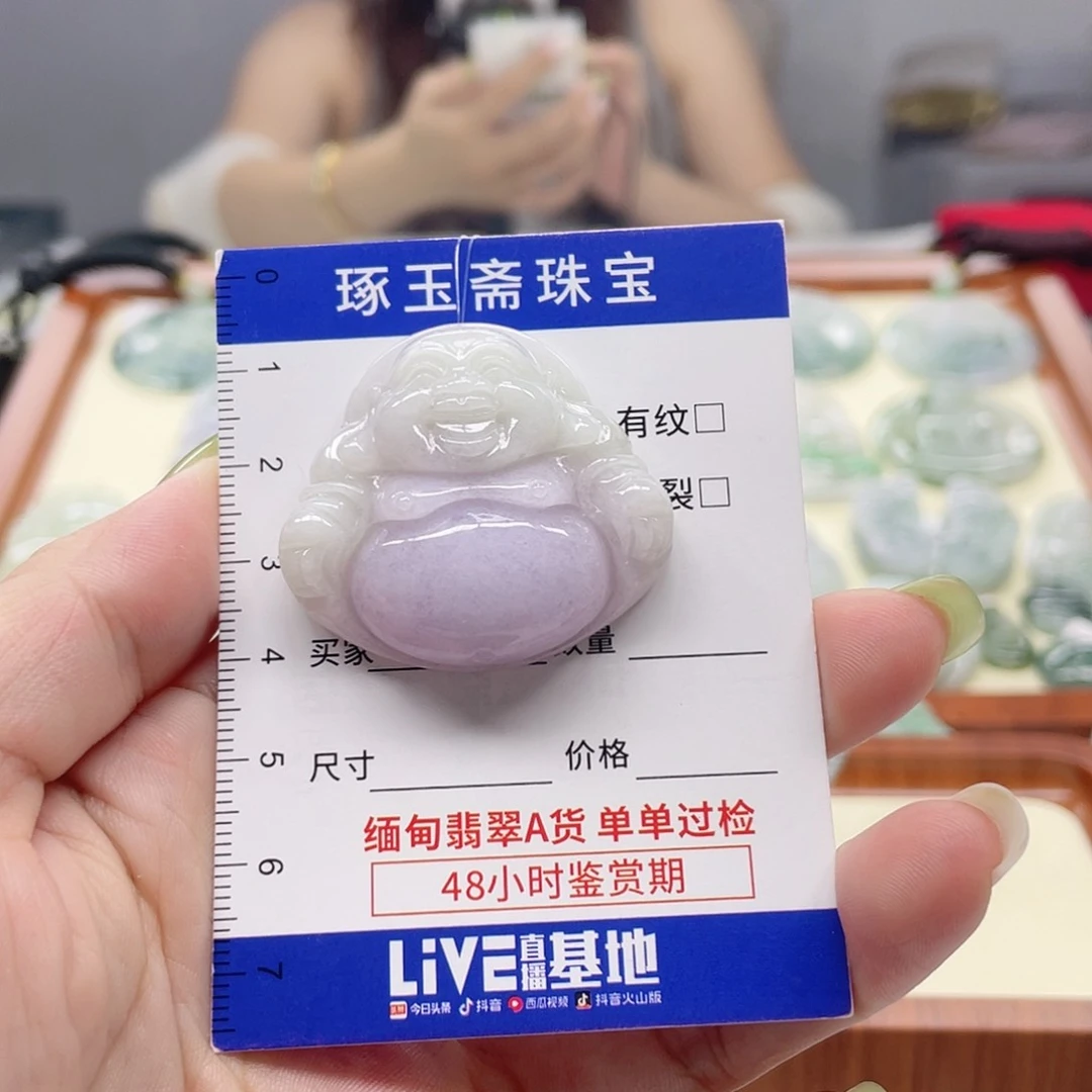 颈饰未镶嵌翡翠。*佛公