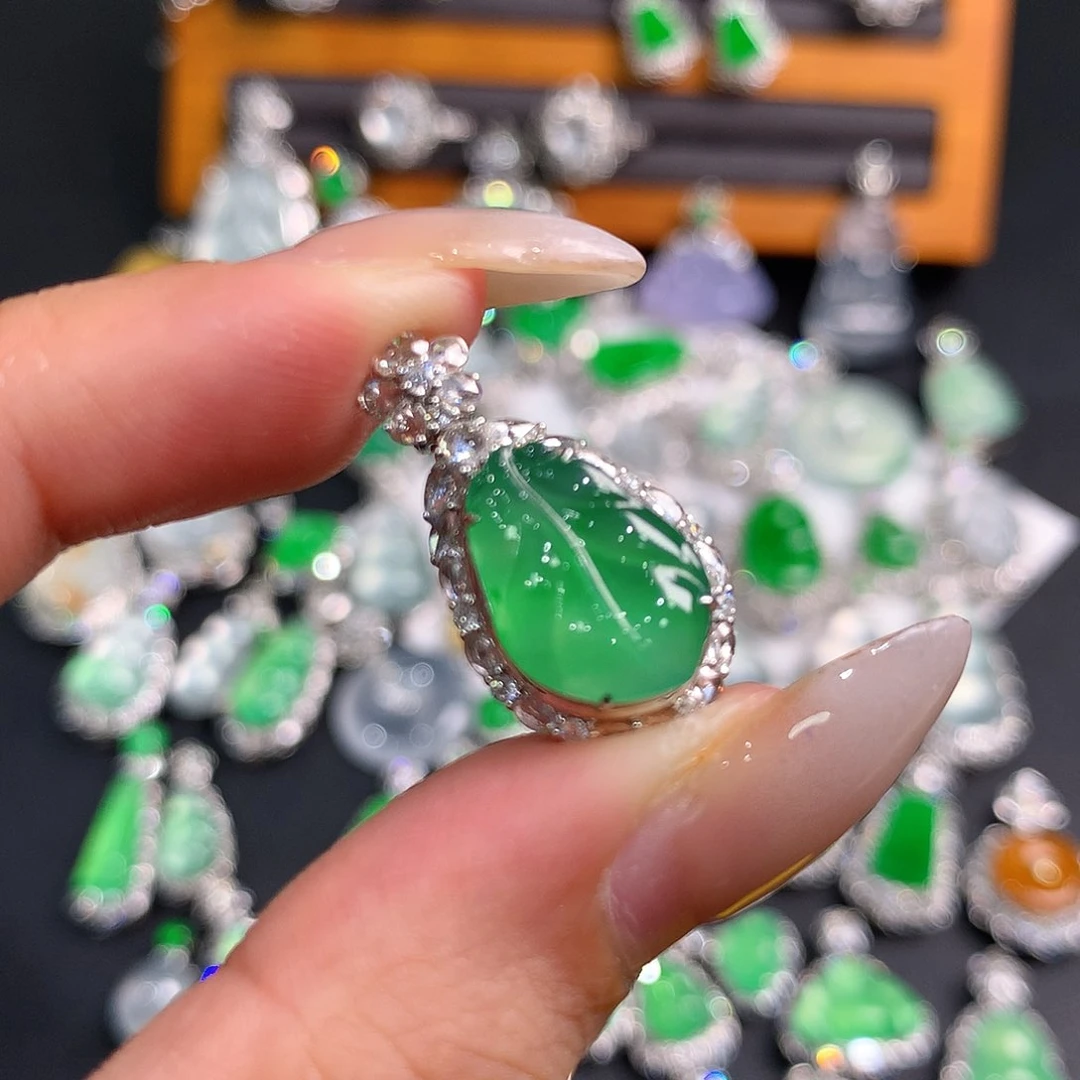 翡翠18K金镶嵌颈饰叶子