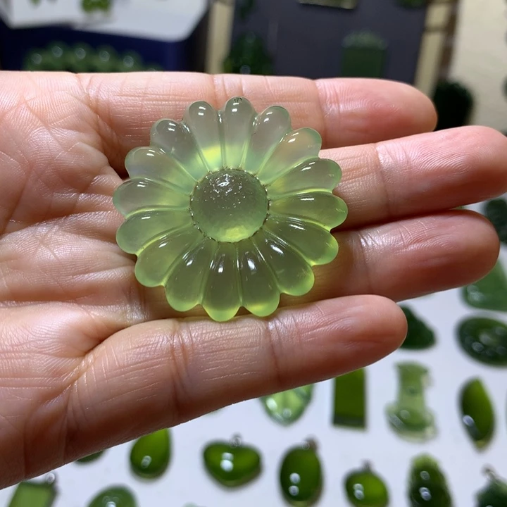 岫玉未镶嵌颈饰吊坠