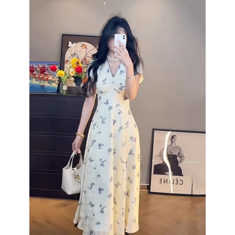 法式碎花v领短袖连衣裙女2025夏季新款绝美度假收腰大摆初恋长裙