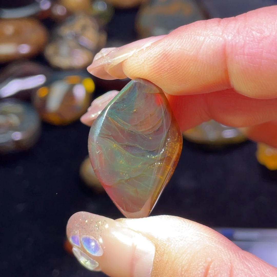 未镶嵌琥珀裸石。