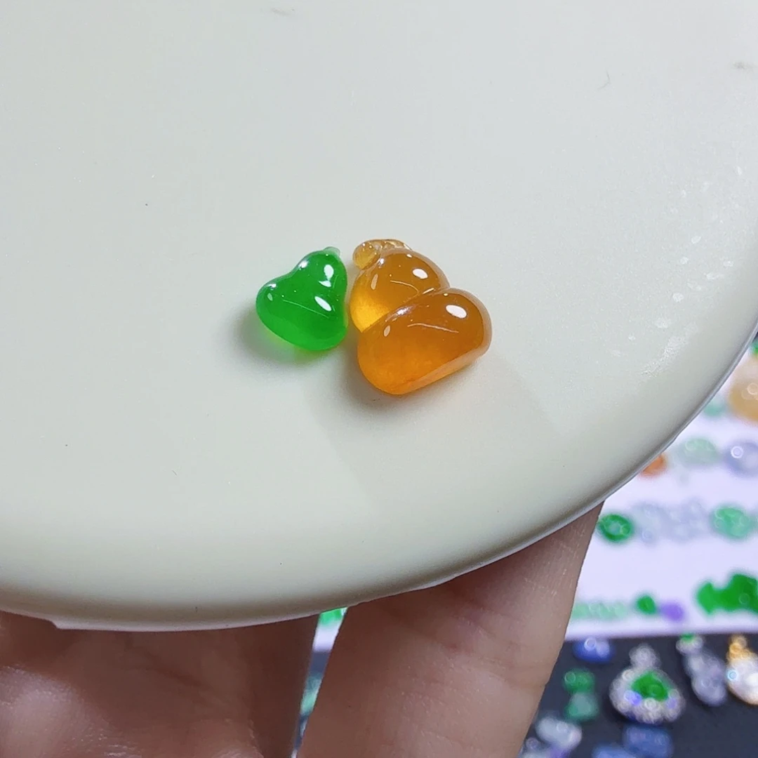 翡翠未镶嵌颈饰葫芦一对