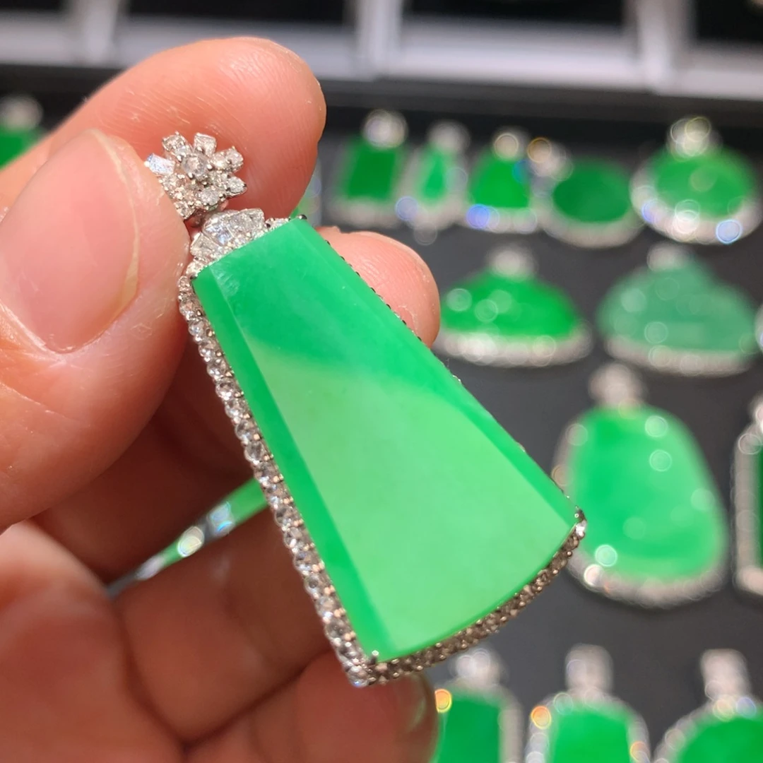 翡翠颈饰18K金镶嵌翡翠