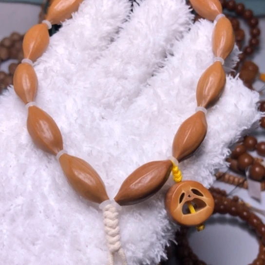 橄榄核吊坠1.1原皮手持