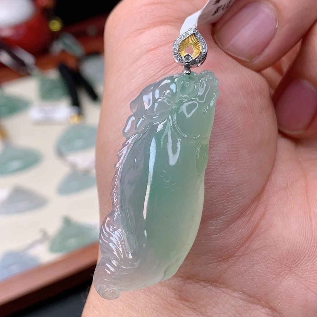 缅甸天然A货翡翠冰种满绿龙鱼吊坠48×17.7×11.2mm