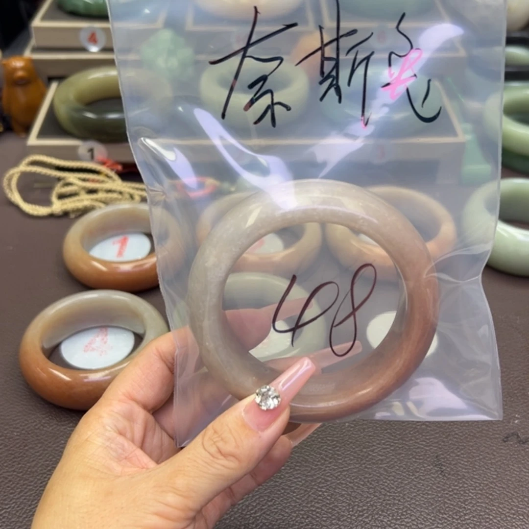 未镶嵌手镯石英岩玉奈**?
