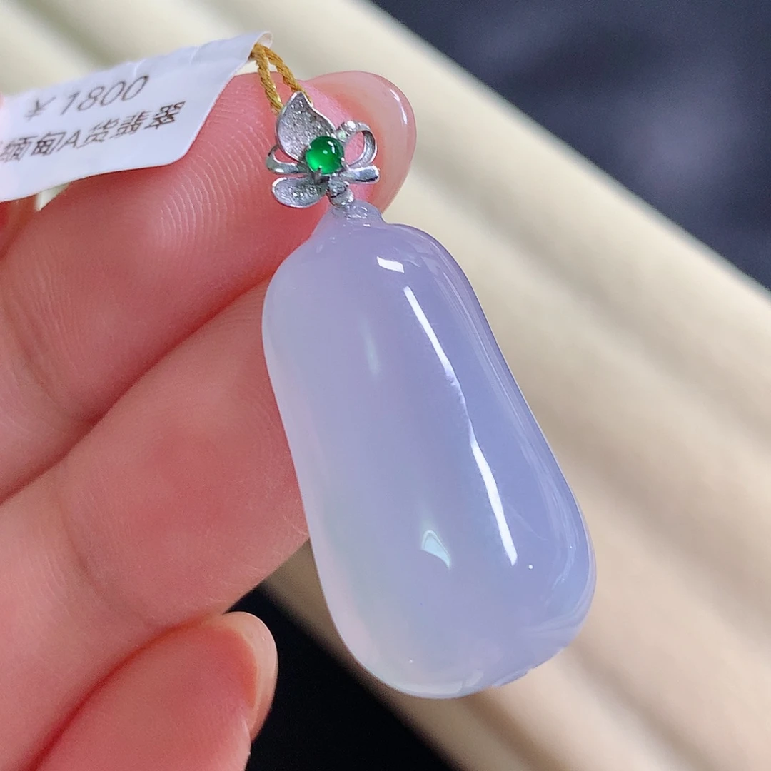 翡翠18K金镶嵌颈饰瓜