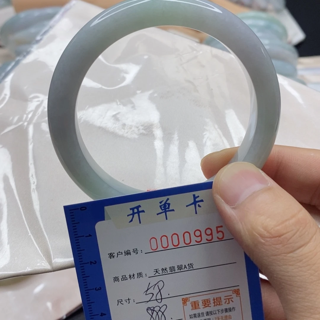 翡翠手镯未镶嵌翡翠