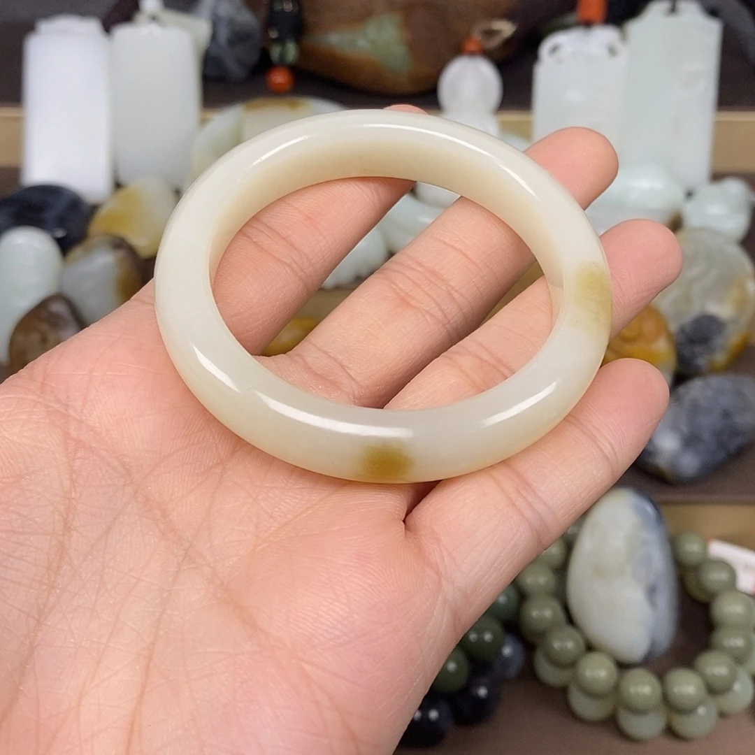 和田玉未镶嵌手镯