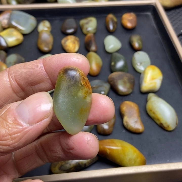 城***事和田玉（糖玉）未镶嵌珠宝奇石