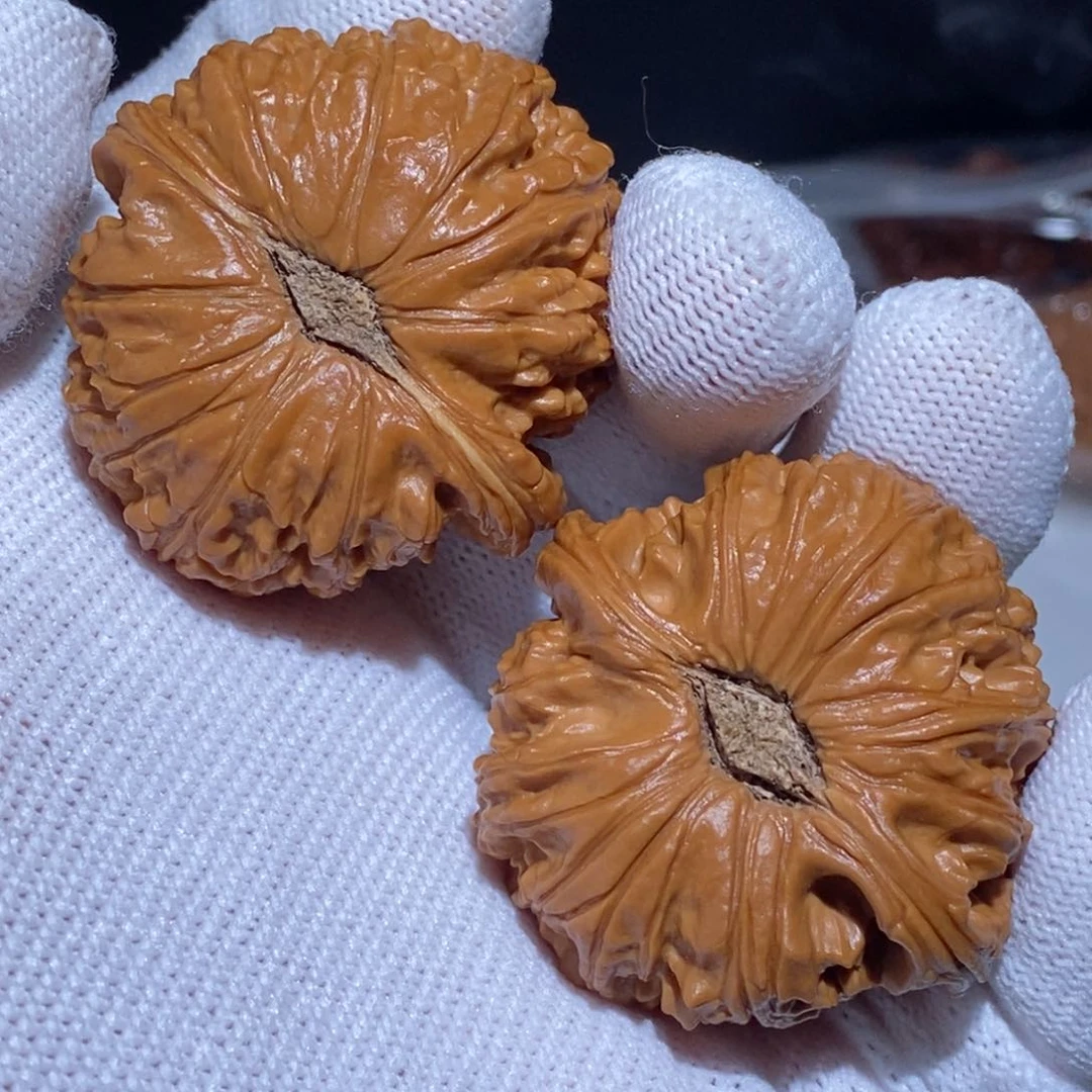 爱***鱼文玩核桃吊坠白狮子