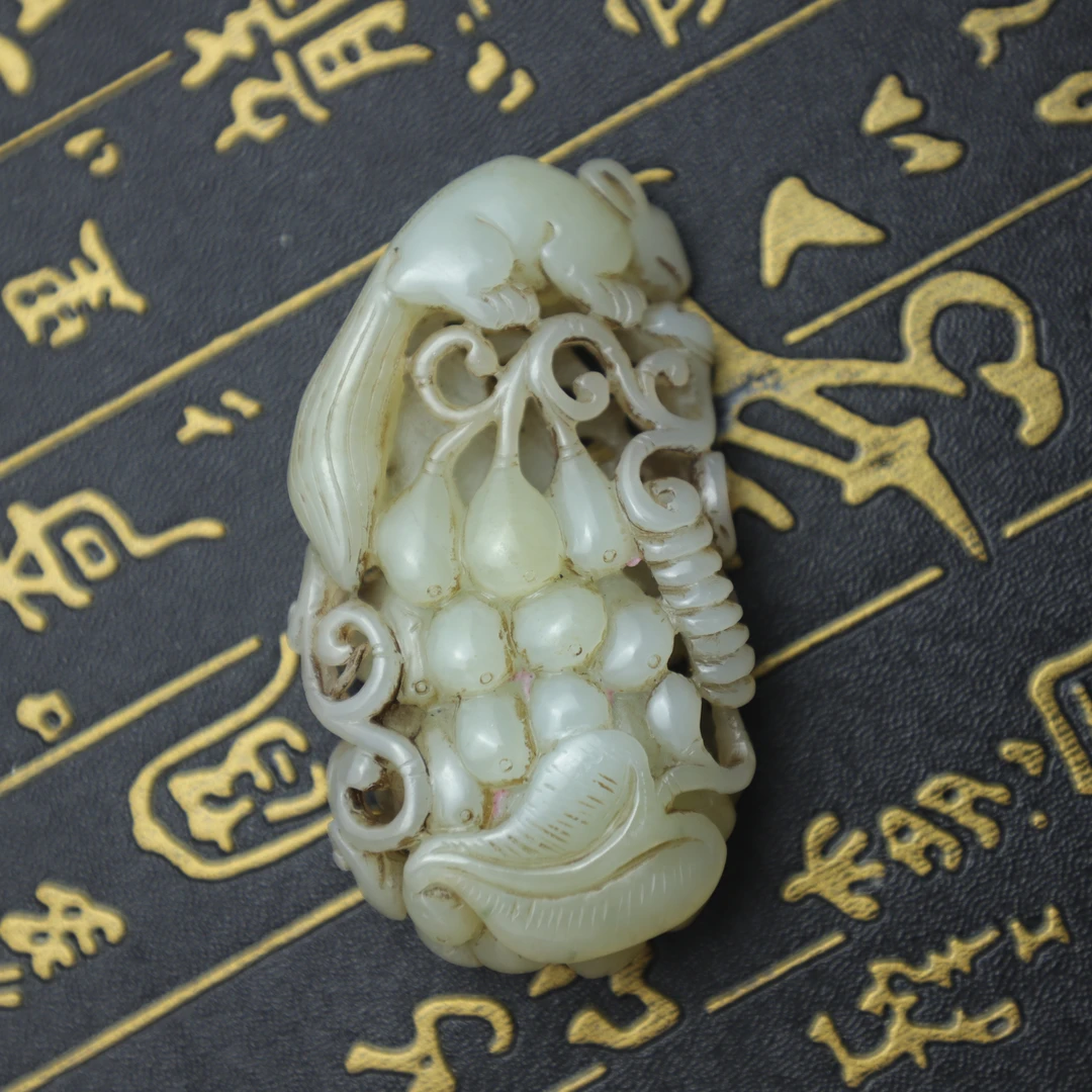 TCWWA07035清晚和田白玉松鼠葡萄把件