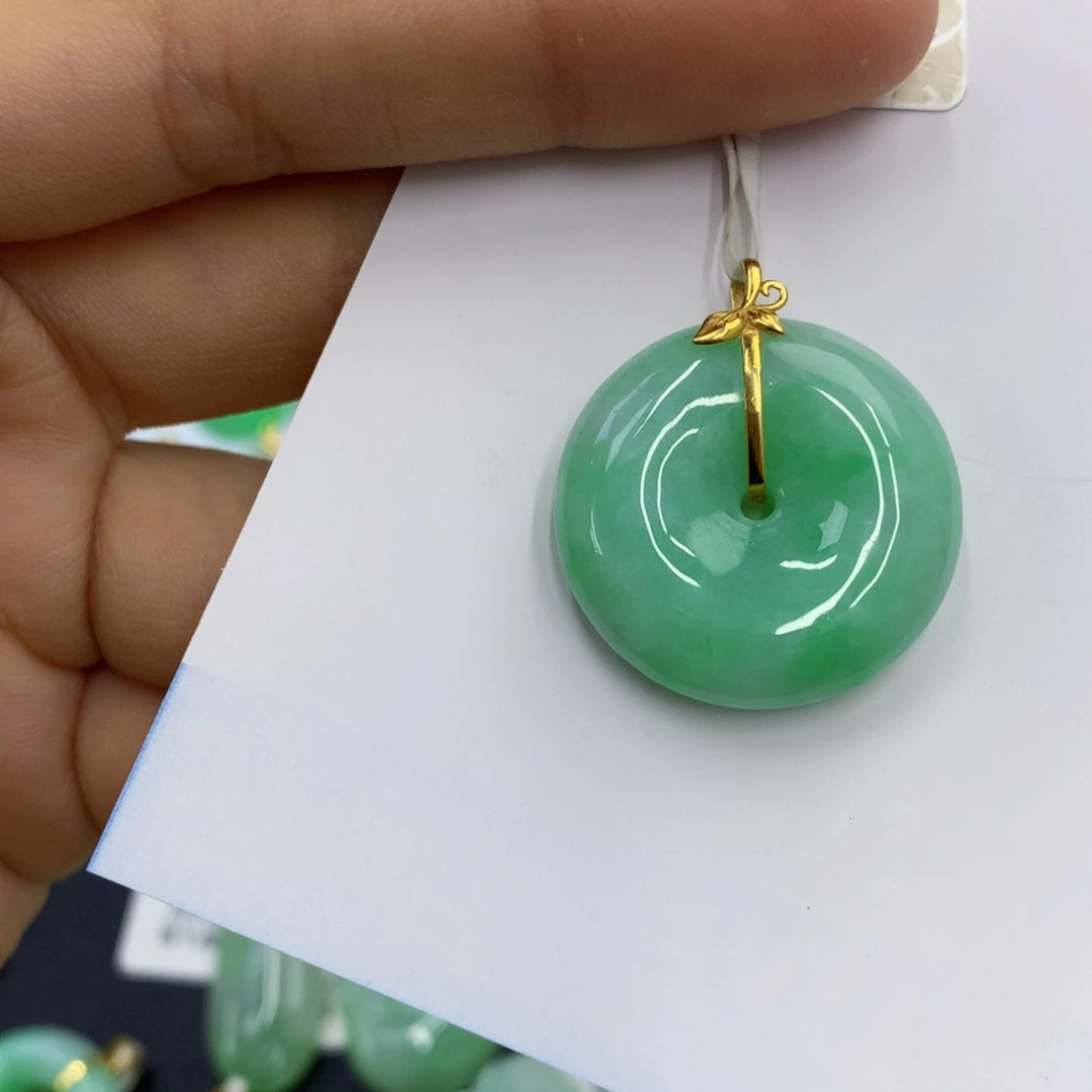 翡翠18K金镶嵌颈饰翡翠