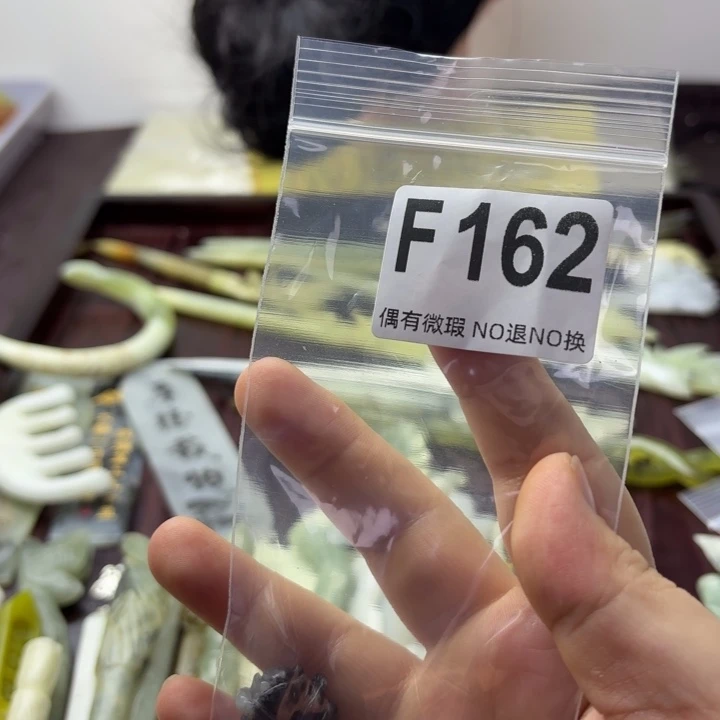 蛇纹石玉发饰合金董*贝