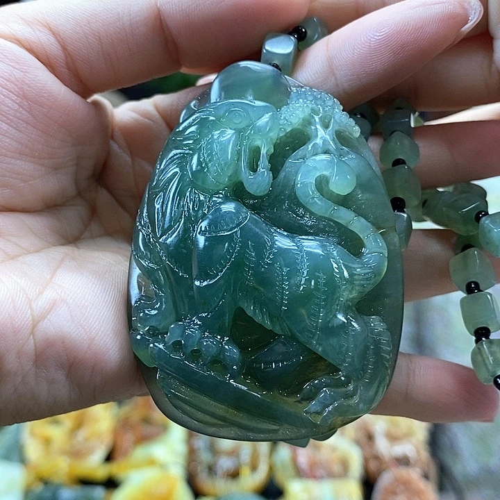 蛇纹石玉未镶嵌颈饰