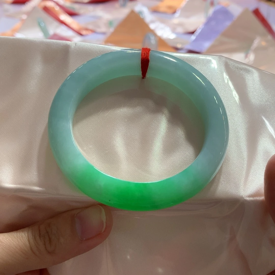 未镶嵌手镯翡翠白底青