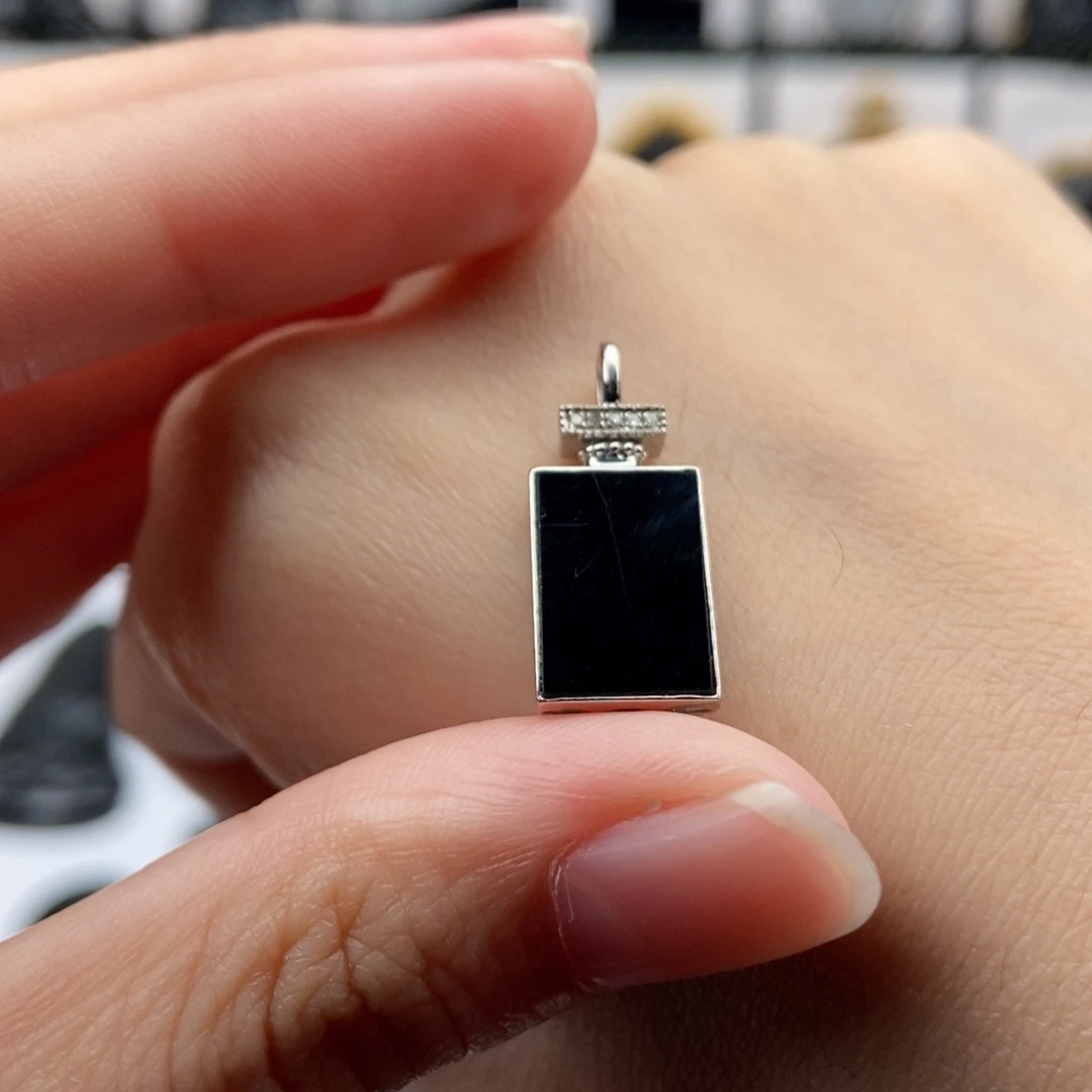 颈饰18K金镶嵌翡翠无事牌