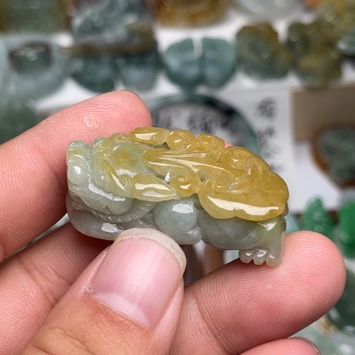 翡翠未镶嵌颈饰貔貅