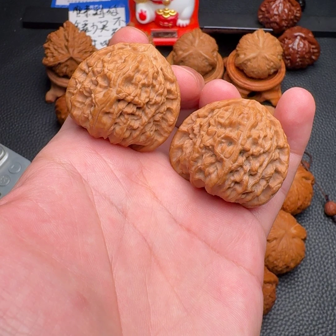 桃核把件小**学三角白手拈