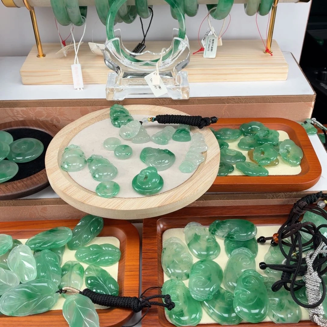 石英质玉（非洲翠）未镶嵌颈饰是***！