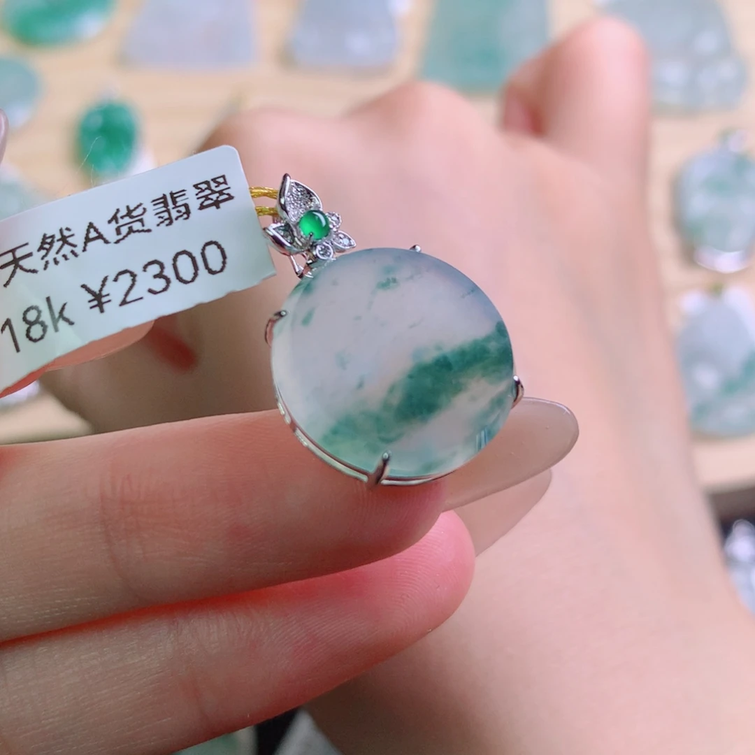 翡翠18K金镶嵌颈饰吊坠