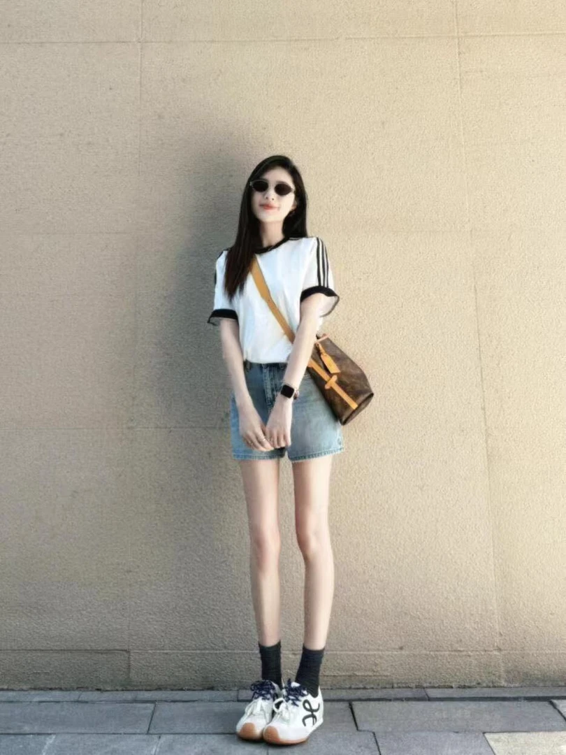 2025夏季新款韩系简约黑白撞色短袖t恤高腰百搭复古牛仔短裤套装